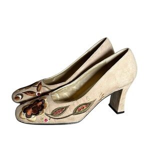 Vintage J Renee Suede embroidered floral heels beige 7